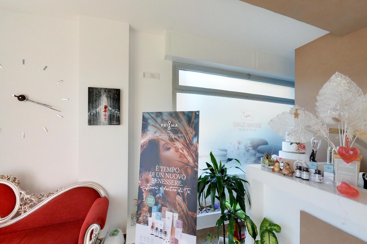 L’accoglienza di Beauty & Relax, con il divano rosso e il banco reception