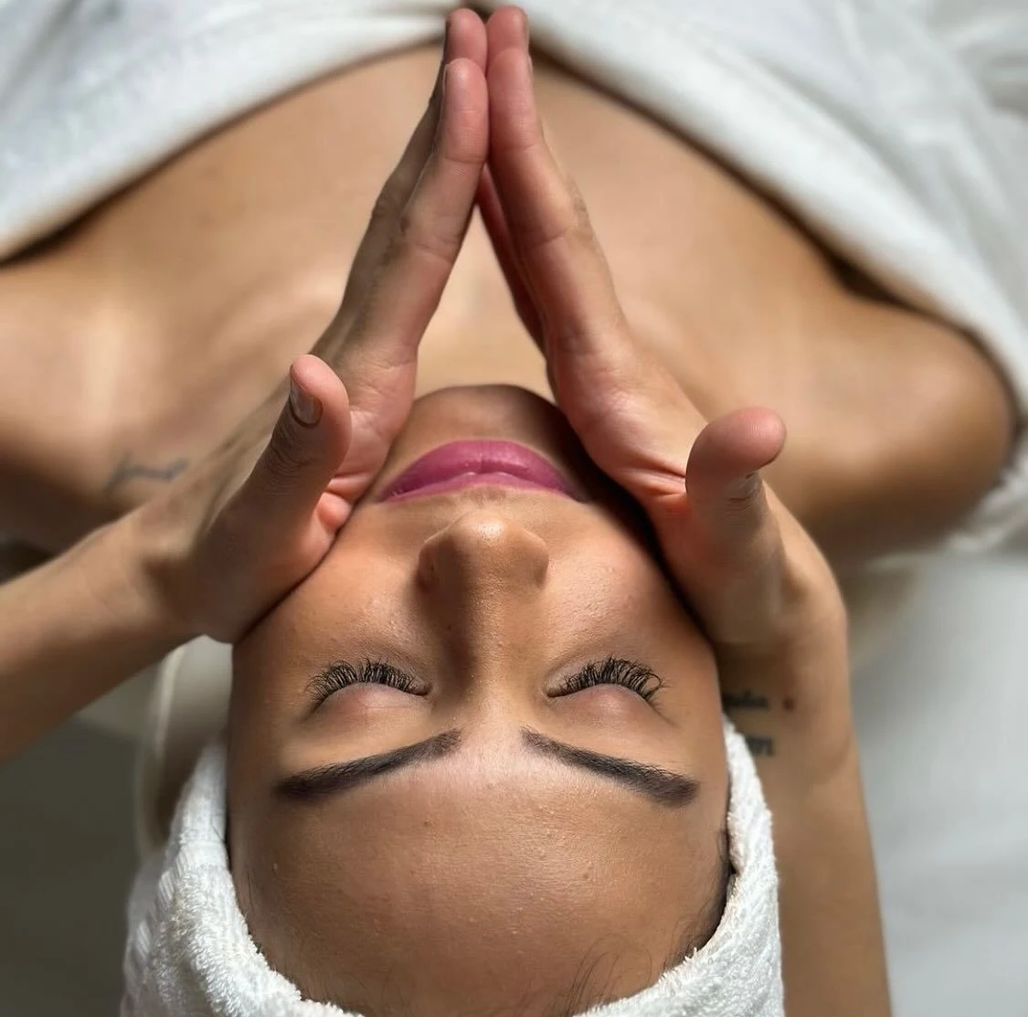 Mani a contatto con il viso durante un trattamento di benessere