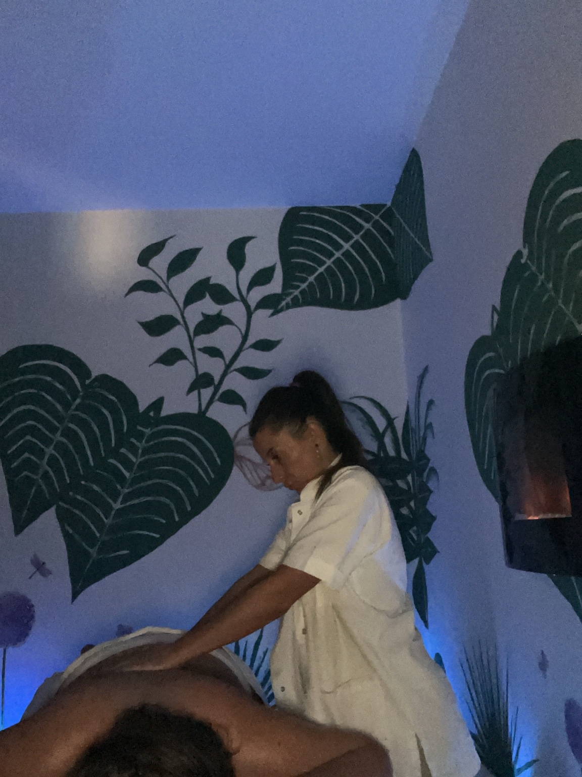 Stefania durante un massaggio in cabina