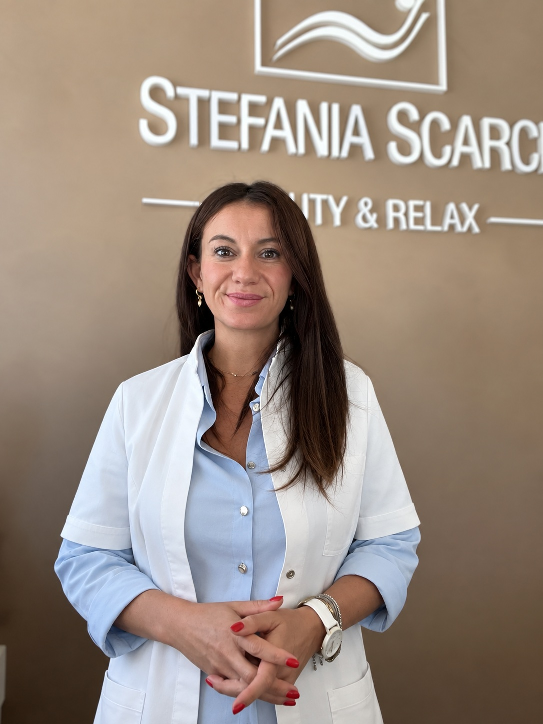 Stefania Scarci nel suo centro Beauty & Relax, davanti al logo ufficiale